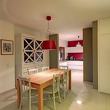 Villa In Sleeps 10 With Pool Air Con And Wifi *