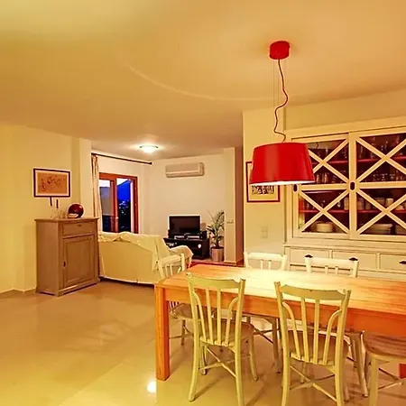Villa In Sleeps 10 With Pool Air Con And Wifi *